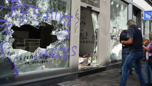 Разбитые витрины магазина после акций протеста в Гамбурге. Архивное фото