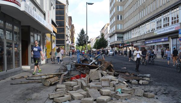 Тротуарная плитка и мусор на улице Гамбурга после акций протеста. 8 июля 2017