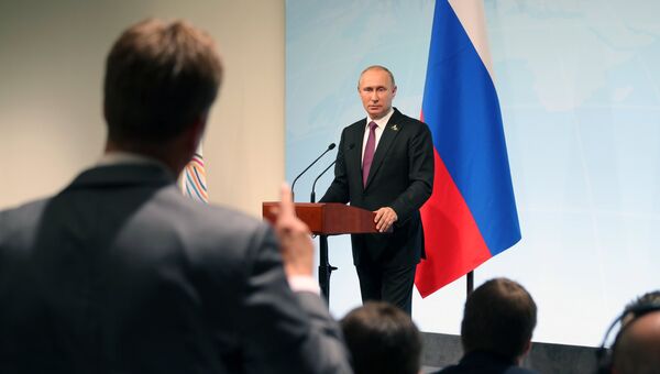 Президент РФ Владимир Путин отвечает на вопросы журналистов во время пресс-конференции по итогам саммита лидеров Группы двадцати G20 в Гамбурге. 8 июля 2017