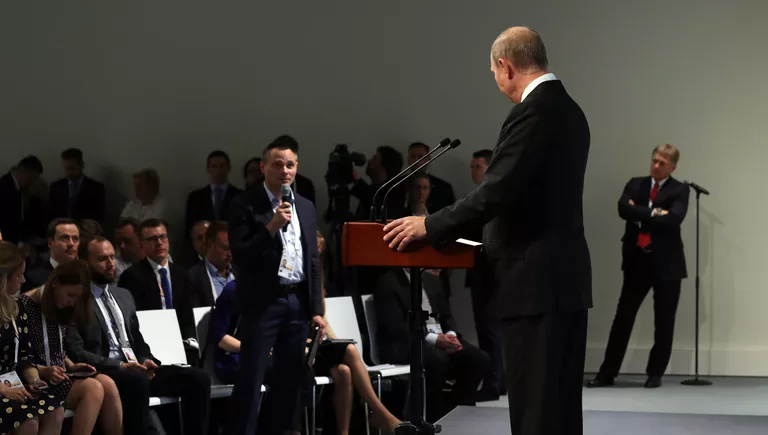 Президент РФ Владимир Путин отвечает на вопросы журналистов во время пресс-конференции по итогам саммита лидеров Группы двадцати G20 в Гамбурге. 8 июля 2017