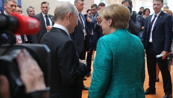 Владимир Путин и канцлер Германии Ангела Меркель во время беседы на полях саммита лидеров Группы двадцати G20 в Гамбурге. 8 июля 2017
