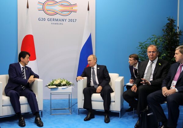 Президент РФ Владимир Путин и премьер-министр Японии Синдзо Абэ во время беседы на полях саммита лидеров Группы двадцати G20 в Гамбурге. 7 июля 2017