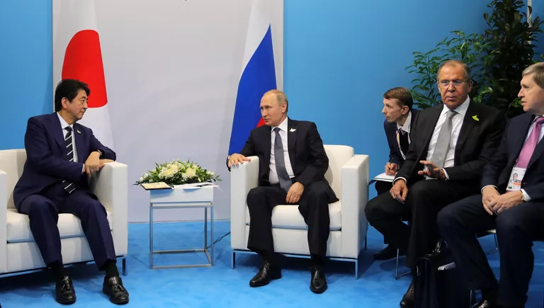 Президент РФ Владимир Путин и премьер-министр Японии Синдзо Абэ во время беседы на полях саммита лидеров Группы двадцати G20 в Гамбурге. 7 июля 2017