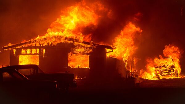 Автомобиль и дом охвачены огнем в штате Калифорния. 8 июля 2017