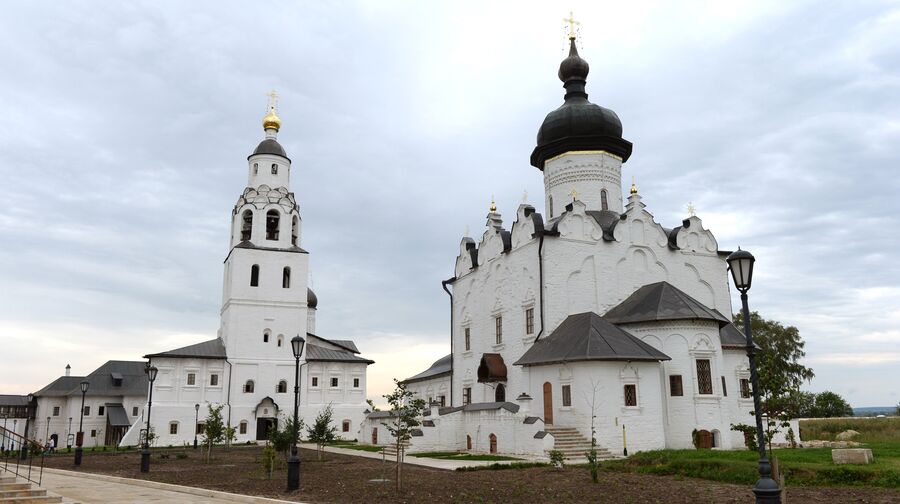 Вид на Свияжский Успенский Богородицкий мужской монастырь и Собор Успения Пресвятой Богородицы