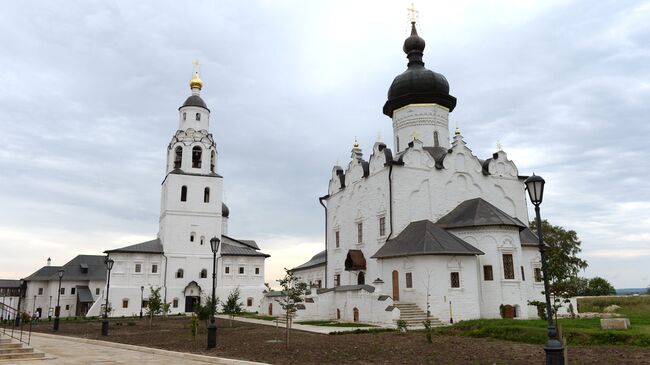 Вид на Свияжский Успенский Богородицкий мужской монастырь и Собор Успения Пресвятой Богородицы