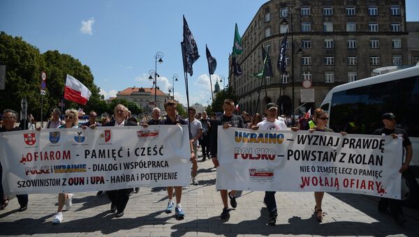 Участники во время акции памяти жертв Волынской резни в Варшаве. 9 июля 2017