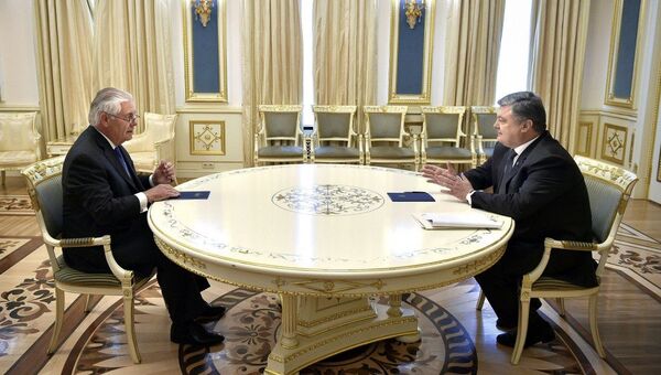 Президент Украины Пётр Порошенко и госсекретарь США Рекс Тиллерсон во время встречи в Киеве. 9 июля 2017
