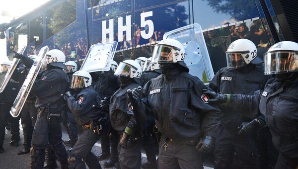 Сотрудники правоохранительных органов во время акции протеста в преддверии саммита G20 в Гамбурге. Архивное фото