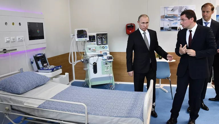 Президент РФ Владимир Путин знакомится с экспозицией 8-ой Международной промышленной выставки Иннопром - 2017. 10 июля 2017 Президент РФ Владимир Путин знакомится с экспозицией 8-ой Международной промышленной выставки Иннопром - 2017. 10 июля 2017