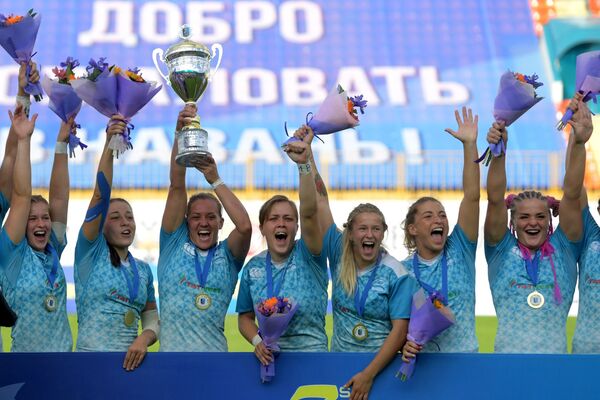 Игроки сборной России, занявшие первое место в финальном этапе европейской серии Гран-при по регби-7 среди женских команд на церемонии награждения
