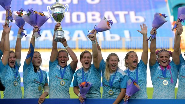 Игроки сборной России, занявшие первое место в финальном этапе европейской серии Гран-при по регби-7 среди женских команд на церемонии награждения