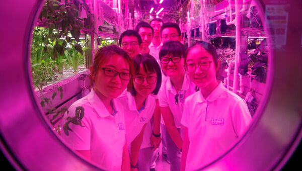 Волонтеры в специализированной лаборатории Юэгун (Лунный дворец) в Пекине. 9 июля 2017