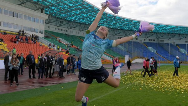 Игрок сборной России Арина Быстрова радуется победе в финальном этапе европейской серии Гран-при по регби-7 среди женских команд во время церемонии награждения