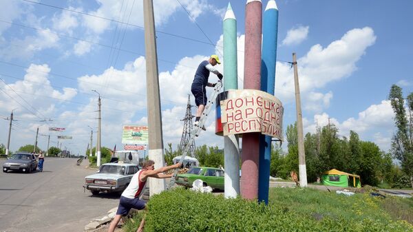 Вывеска с надписью Донецкая народная республика в Славянске
