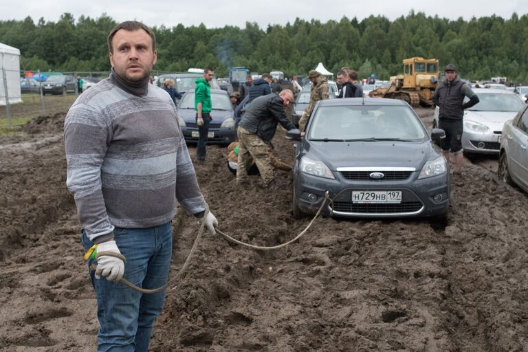 Зрители вытаскивают машину на музыкальном фестивале Нашествие 2017 в Тверской области