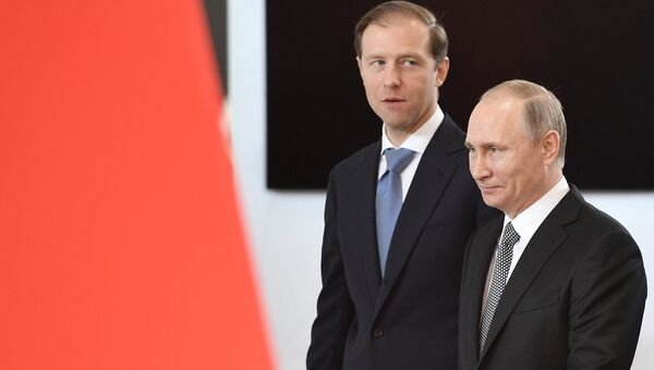 Президент РФ Владимир Путин и министр промышленности и торговли РФ Денис Мантуров на  выставке Иннопром - 2017. 10 июля 2017
