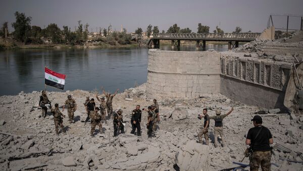 Иракские солдаты  на берегу реки Тигр в Мосуле