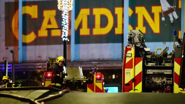 Пожарные около рынка Camden Market в Лондоне, где произошел пожар. 10 июля 2017