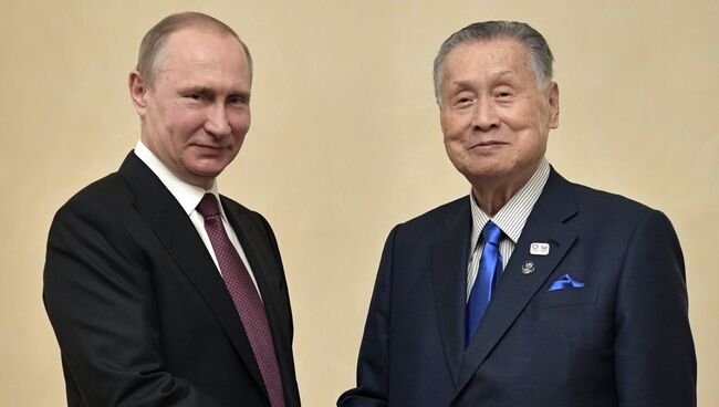 9 июля 2017. Президент РФ Владимир Путин и бывший премьер-министр Японии Ёсиро Мори (справа) во время встречи.