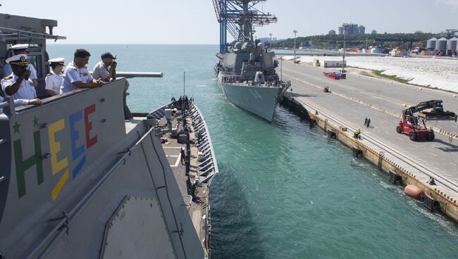 Корабль USS Hue City ВМС США в порту Одессы, Украина. 10 июля 2017