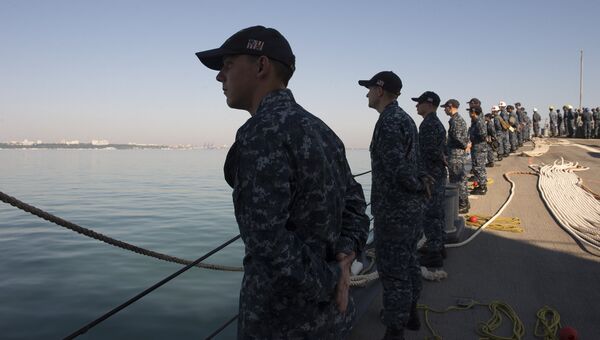 Члены экипажа американского эсминца USS Carney на палубе корабля перед заходом в порт Одессы, Украина. 10 июля 2017