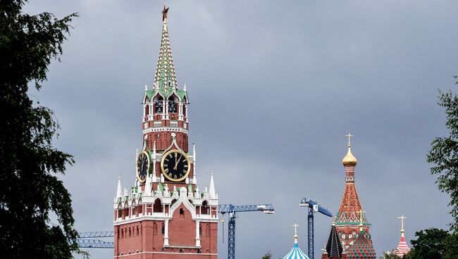 Вид на Спасскую башню Московского Кремля. Архивное фото
