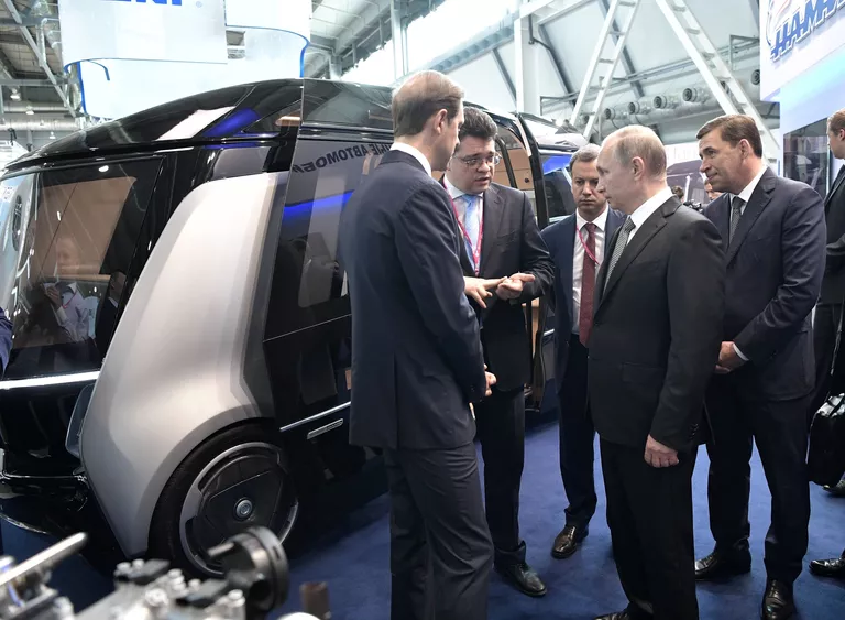 Владимир Путин знакомится с экспозицией 8-й Международной промышленной выставке Иннопром - 2017 Владимир Путин знакомится с экспозицией 8-й Международной промышленной выставке Иннопром - 2017