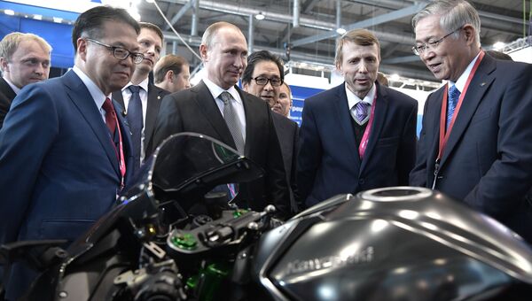 Владимир Путин знакомится с экспозицией Японии на выставке Иннопром - 2017. 10 июля 2017