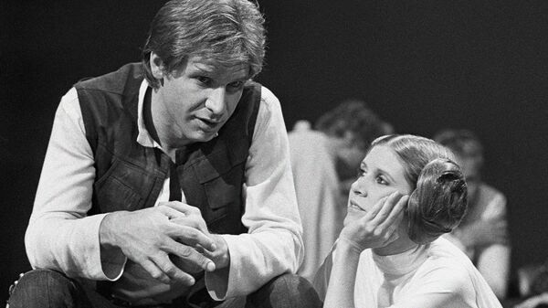 Актеры Харрисон Форд и Кэрри Фишер в перерыве между съемками фильма Звёздные войны: Праздничный спецвыпуск. 1978 