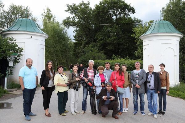 Белорусские и российские представители СМИ у входных ворот в усадьбу Ясная Поляна