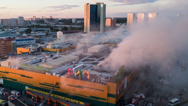 Сотрудники противопожарной службы во время тушения пожара в здании торгового центра РИО на Дмитровском шоссе в Москве