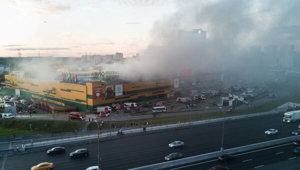 Тушение пожара в здании торгового центра РИО на Дмитровском шоссе в Москве