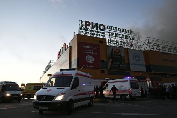 Кареты скорой помощи на месте тушения пожара в здании торгового центра РИО на Дмитровском шоссе в Москве