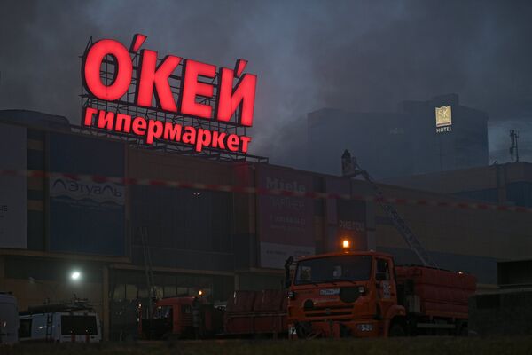 Сотрудники полиции и противопожарной службы во время тушения пожара в здании торгового центра РИО на Дмитровском шоссе в Москве