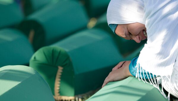 Боснийская мусульманка у гроба родственника в годовщину событий в Сребренице. 11 июля 2017