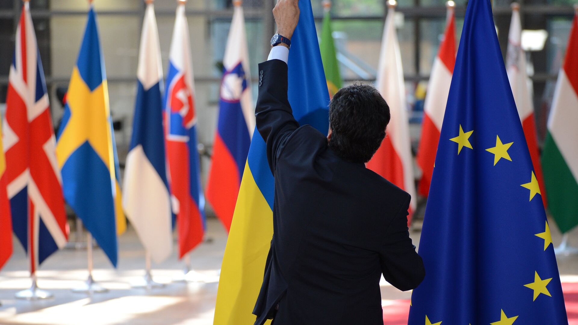 Флаги Украины и ЕС во время саммита ЕС в Брюсселе - РИА Новости, 1920, 03.03.2022