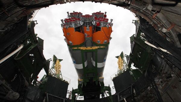 Установка ракеты-носителя Союз-2.1а  в пусковую систему стартовой площадки №31 космодрома Байконур. Архивное фото