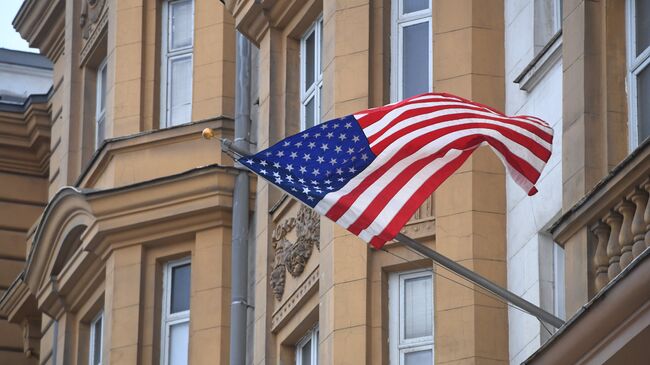Государственный флаг США на фасаде здания посольства США в Москве. Архивное фото