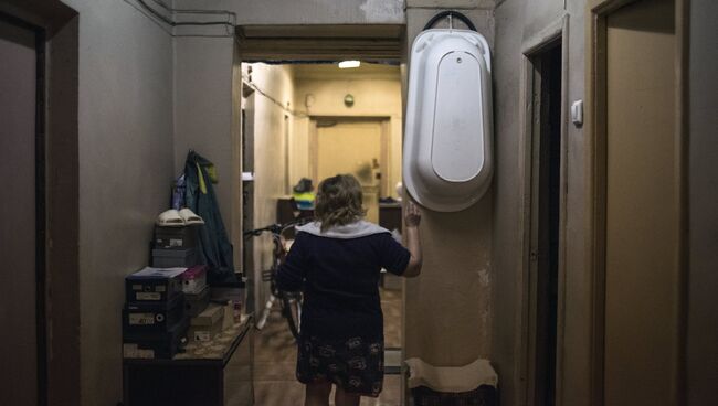 Женщина в коммунальной квартире в Москве