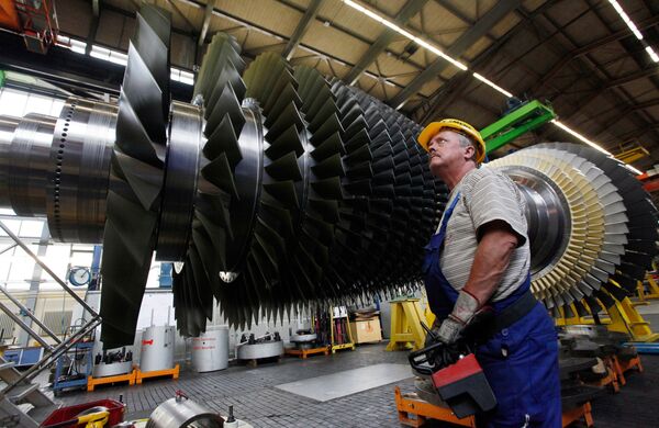 Строительство газовой турбины на заводе Siemens в Берлине Строительство газовой турбины на заводе Siemens в Берлине