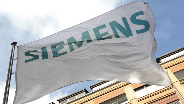 Флаг с логотипом компании Siemens. Архивное фото