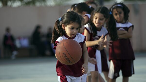 Игра в баскетбол в частном спортивном клубе в Джидде, Саудовская Аравия. Архивное фото