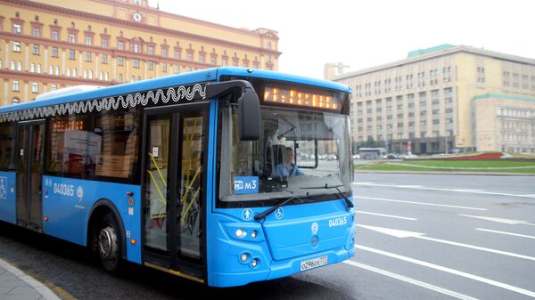 Автобус маршрута М3 в центре Москвы. Архивное фото