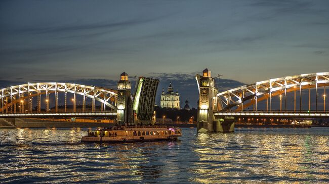 Разводка моста Петра Великого в Санкт-Петербурге. Архивное фото