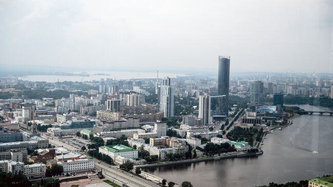 Вид на Екатеринбург со смотровой площадки бизнес-центра Высоцкий. Архивное фото