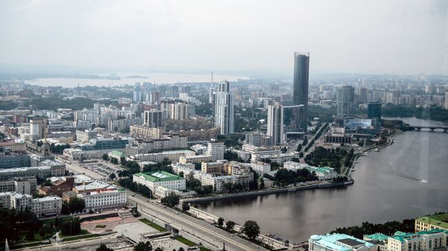 Вид на Екатеринбург со смотровой площадки бизнес-центра Высоцкий. Архивное фото