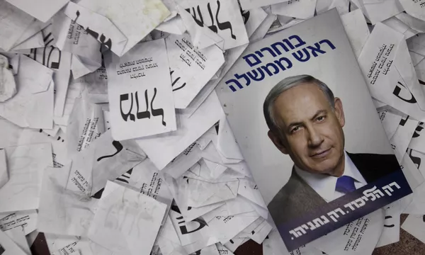 Предвыборный плакат с изображением Биньямина Нетаньяху в избирательном штабе его партии в Тель-Авиве. 18 марта 2015