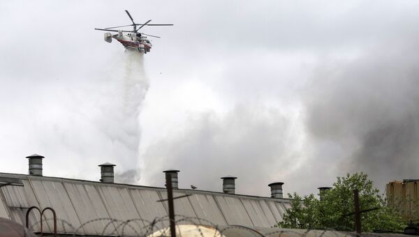 Пожарный вертолет Ка-32 МЧС РФ тушит возгорание на территории Кировского завода в Санкт-Петербурге
