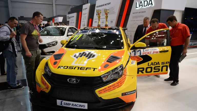 Стенд LADA в экспозиции на 8-й Международной промышленной выставке Иннопром - 2017 в международном выставочном центре Екатеринбург-ЭКСПО Стенд LADA в экспозиции на 8-й Международной промышленной выставке Иннопром - 2017 в международном выставочном центре Екатеринбург-ЭКСПО